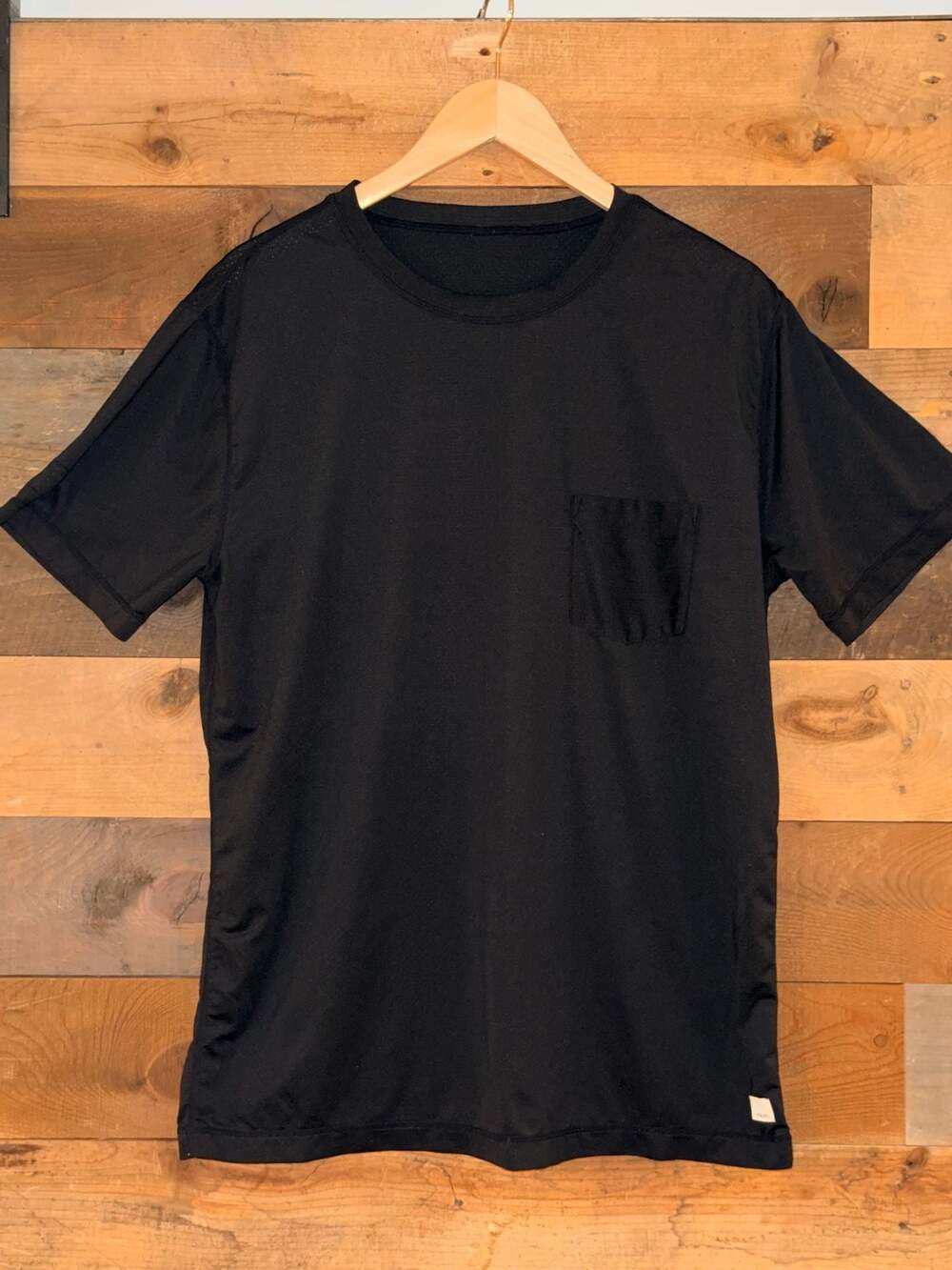 Vuori Tradewind Performance Pocket Tee Size Large Black